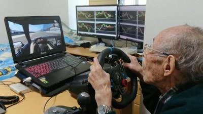93岁老爷爷喜欢玩竞速游戏 老司机很开心快乐