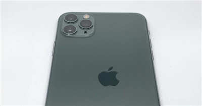 iPhone11Pro机身背后的苹果Logo偏向了右侧而且略为倾斜